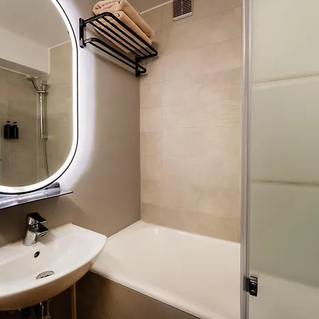 Juri5 In Mit Pool 아파트